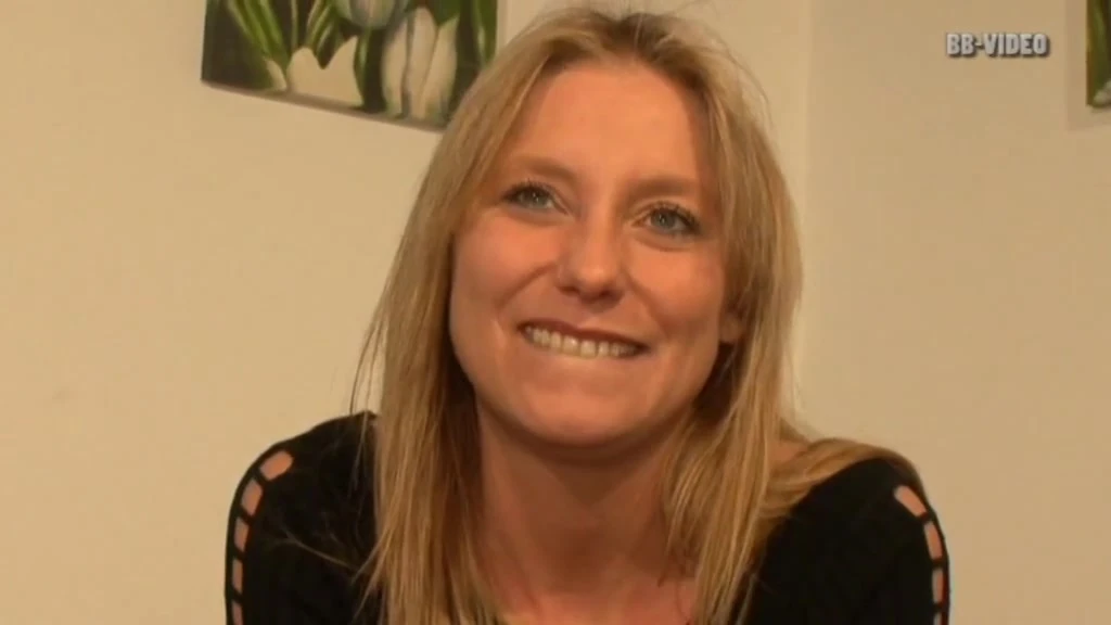 मैं आपको दिखाऊंगा कि कैसे मैं पीओवी में फिल्माए जाने के दौरान पागलों की तरह मजा लेते हुए हस्तमैथुन करता हूं