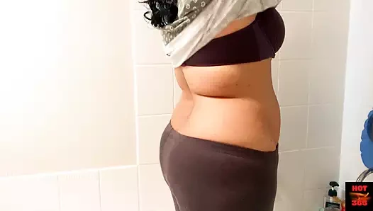 Ateşli evli kadın çıplak duşa hazırlanıyor