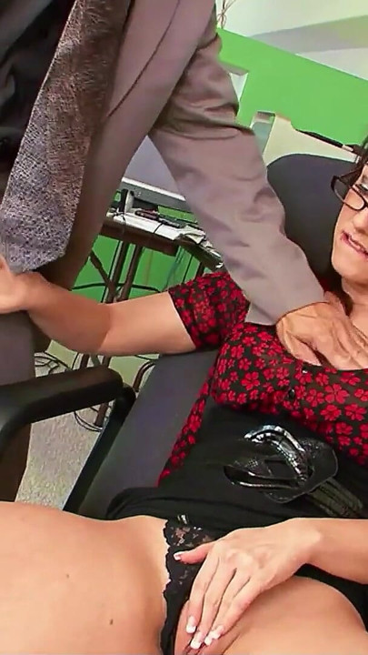 Büyük yaraklı 73 yaşındaki çirkin erkekler ofis kaltağı yakaladı ve onu iş yerinde sikişmesi için baştan çıkarıyor | Klip 1