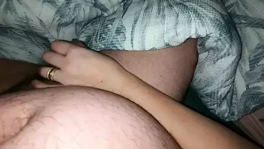 Üvey anne akşam yemeğinden sonra üvey oğlunun sikini elle muameleye bayılıyor