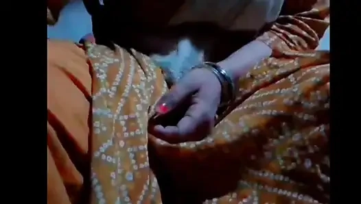 Bekar bir kadın büyük bir tutkuyla mastürbasyon yapıyor.