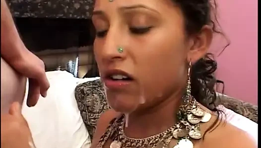 Güzel yuvarlak memeler Hint sürtük gets becerdin üzerinde kanepe