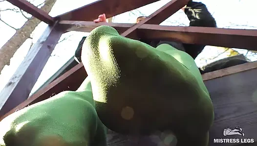 Yeşil külotlu çoraplı tanrıça verandada ayaklarıyla azdırıyor