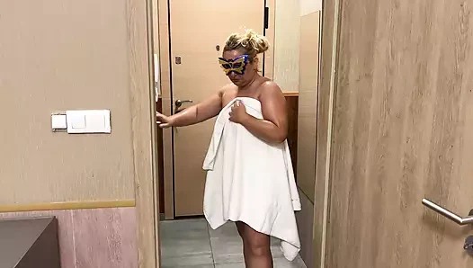 Banyoda banyo yaparken çıplak çekim yapmayı seviyor