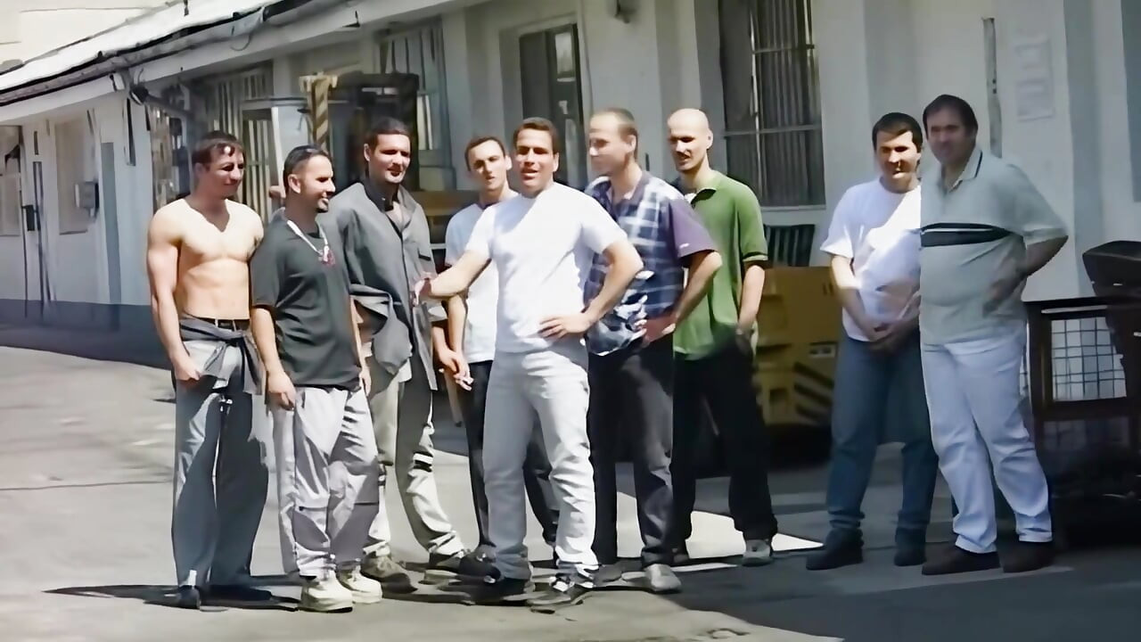 Sarışın Ve Asyalı Sürtükler açık Havada Birden Fazla Yarakla Sert Grup Seks Yapıyor