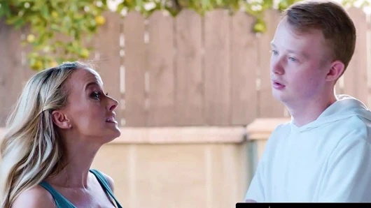 Annenin oğlu - azarlanan üvey oğul üzgün orta yaşlı seksi kadın Pristine Edge ve ateşli komşu Charlotte Sins'i sikmeli