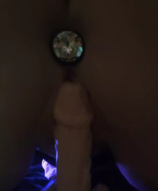 Xxl dildo ve anal tıkaçlı kızı domaltarak sikiyor