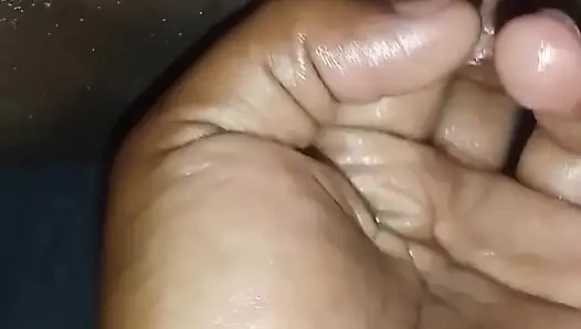 Ona elle muamele çektim ve biseksüel göt deliğini parmakladim