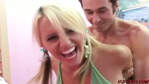 Dik genç dolma ile çük ve verilen büyük yüz