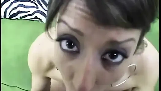 Azgın hatun akıllara durgunluk veren bir oral seksten sonra sıcak döl tadını çıkarıyor