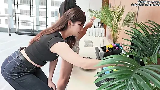 Somurtkan heteroseksüel kız, dantelli bir kız tarafından sakinleştirildi ve bahar rüyasında yabancı bir adam tarafından sevişildi