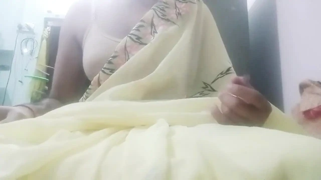 Hintli eşcinsel travesti Gaurisissy sarı sari içinde azgın hissediyor