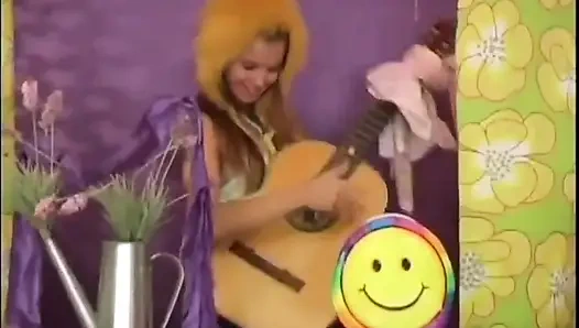 Güzel memeli iki harika azgın genç kız sıkı amına dildoyla mastürbasyon yapıyor