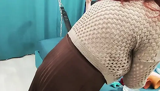 Köle kocamı büyük oyuncaklarla poposundan siktiriyorum, ta ki bolca boşalana kadar.