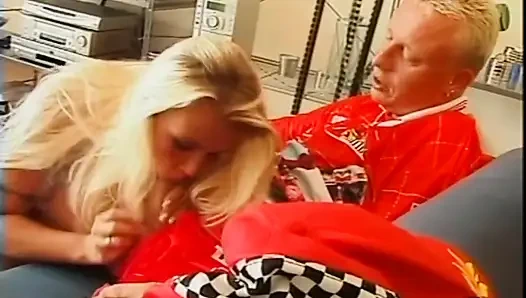 Güzel sarışın göt büyük sert yarakla sikiliyor ve ateşli amına boşalıyor