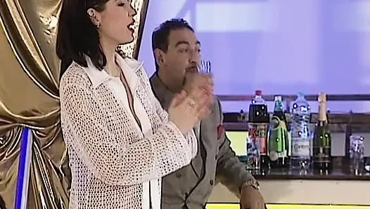 Ateşli anal grup sekste birinci sınıf Alman kızlar yarağa biniyor