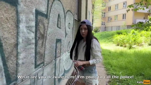 Bir kızı grafiti çizerken yakaladım ve onu ormanda siktim - külota boşalma