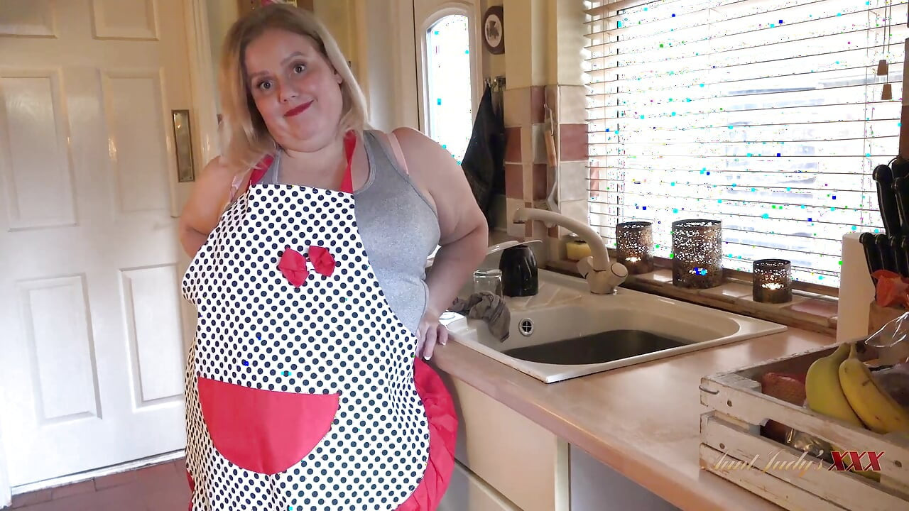 Auntjudysxxx - büyük memeli iri güzel karın Megan mutfakta yarağını emiyor (pov)