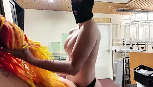 Depolama odasında sikişiyor