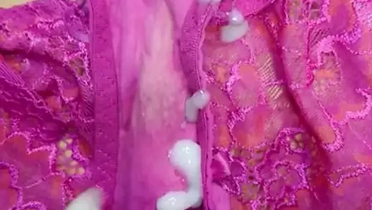 Branle dans une culotte propre de ma femme qu'elle portera