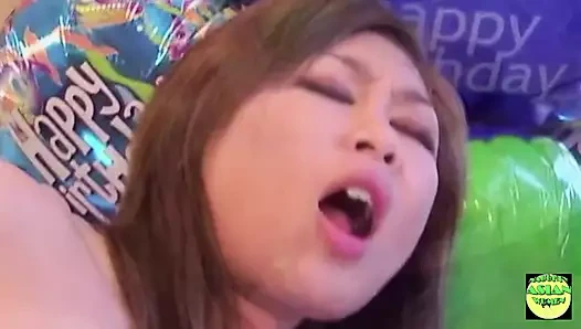 Bir adam yoğun orgazm yaşayan Asyalı bir kadının sıkı amını sikiyor