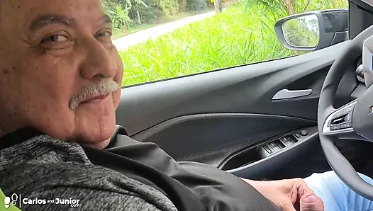 Baba arabada oğlu tarafından emiliyor