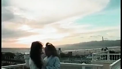 Cytherea ve lezbiyen arkadaşı amları yalıyor