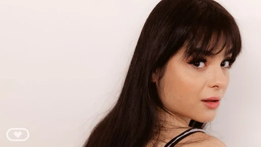 Nadja Lapiedra bana dövmelerini göstermek için soyunuyor