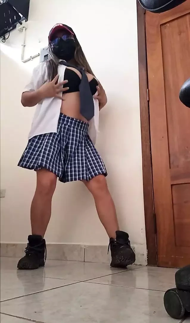 Öğrenci seks hayal ederken mastürbasyon yapmaktan heyecan duyuyor