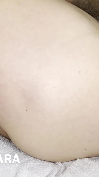 Знаковый момент из "Волосатой зрелой милфе трахают ее большую киску и трахают пальцами"