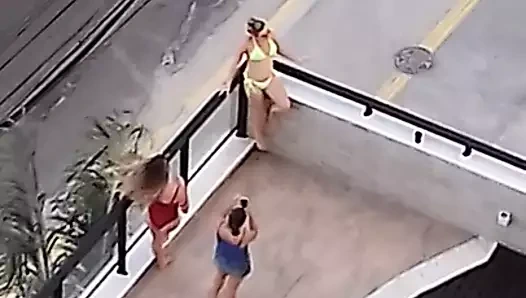 havuzda 3 kadın (çıplak olmayan) - bölüm ii