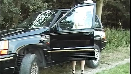 İnce Alman genç kız ormanda ıslak amını parmaklıyor