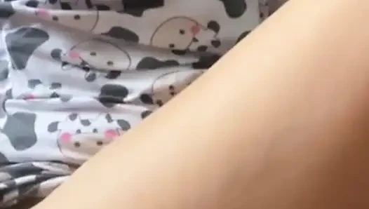 Eve meme uçlarım dik olarak geldi, beni okşuyor! Gerçek ev yapımı video