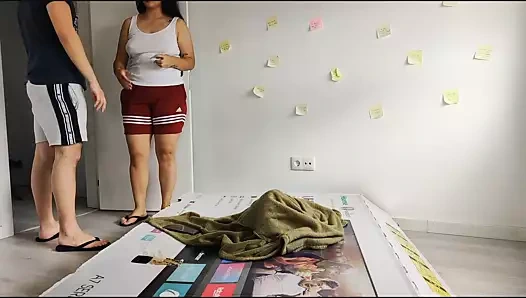 Arkadaşının annesini kutudaki delikten sikiyor