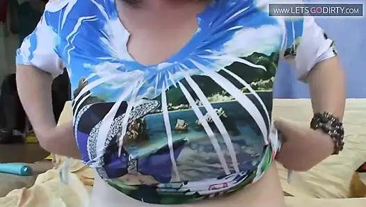 Tombul orta yaşlı seksi kadın büyük bir yarağı emiyor ve sonra sikiliyor ve boşalıyor