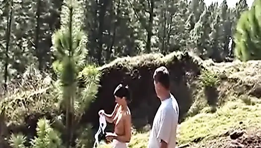 İki yaramaz Alman kız ormanda büyük bir döl paylaşmayı seviyor