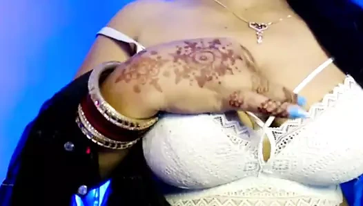 Genç kız beyaz sutyenini açtı ve göğüslerini zevkle okşadı