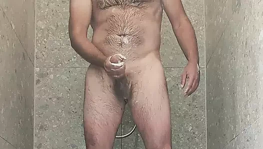 Büyük yarak duşta boşalıyor