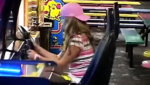 Kamu genç masturbates içinde arcade toilets