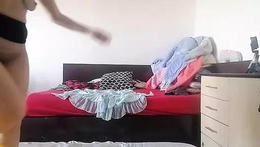 Amatör evli kadın çıplak yoga yapıyor, kıllı amcık, büyük meme uçları.