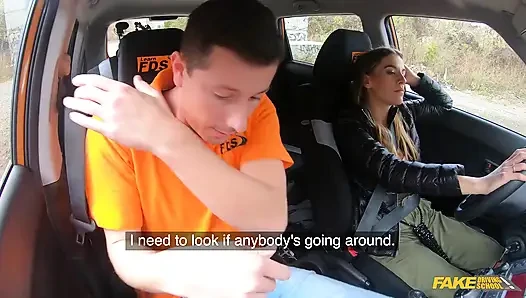 Arızadan sonra arka koltukta sikiş