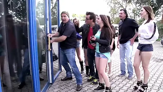 Azgın Hatunlarla Vahşi açık Havada Çifte Grup Seks