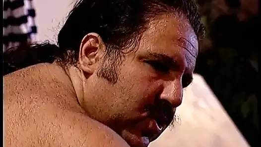 Sahte memeli sarışın şişman adamı baştan çıkarıyor