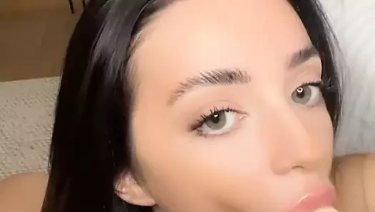 Sevimli kız bir yapay penis emme