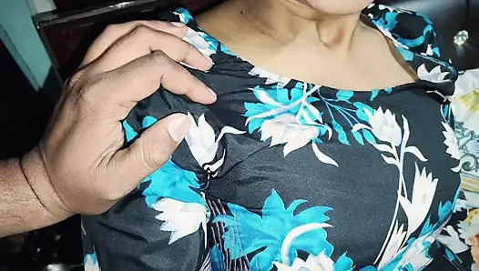 Hintli kadın desi yarağını ağzına boşaltıyor