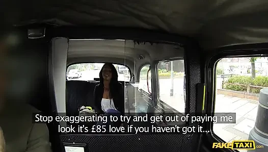 Fake taxi - bronzlaşmış ateşli kız erkek arkadaşını taksicinin boşalmasının tadına bakmak için aldatıyor