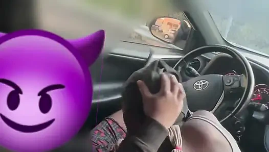 O sikimi emerken arabaların yanından geçiyor