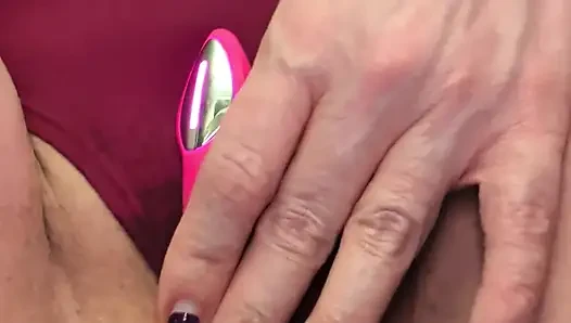 Genç erkek avcısı orta yaşlı seksi kadın lush mini kullanarak külotunu sırılsıklam ediyor
