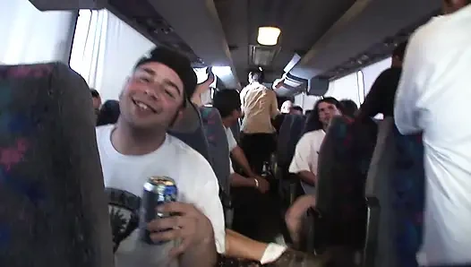 Vahşi grup seks partisi. Otobüste sarışın rock kızı için grup seks