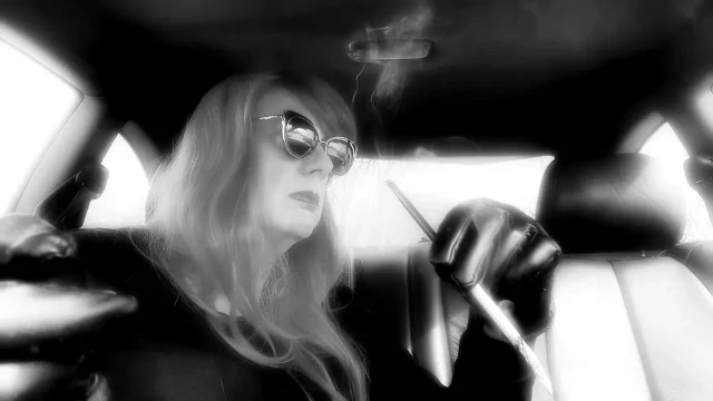 SENI BEKLIYORUM --- UZUN SIGARA TUTACAĞıN BIR ŞEKILDE FıŞKıRıYOR